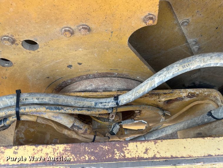 image for item EE4012 1995 Caterpillar CB-634 double drum vibratory roller