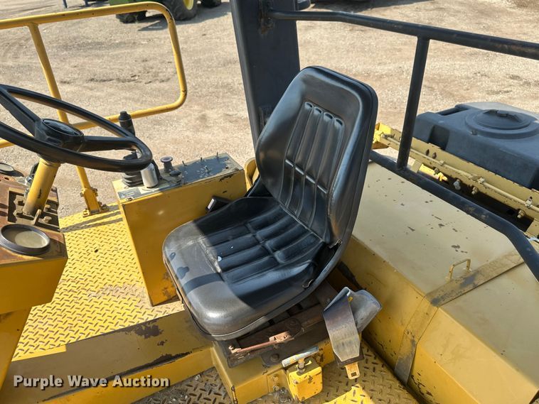 image for item EE4012 1995 Caterpillar CB-634 double drum vibratory roller