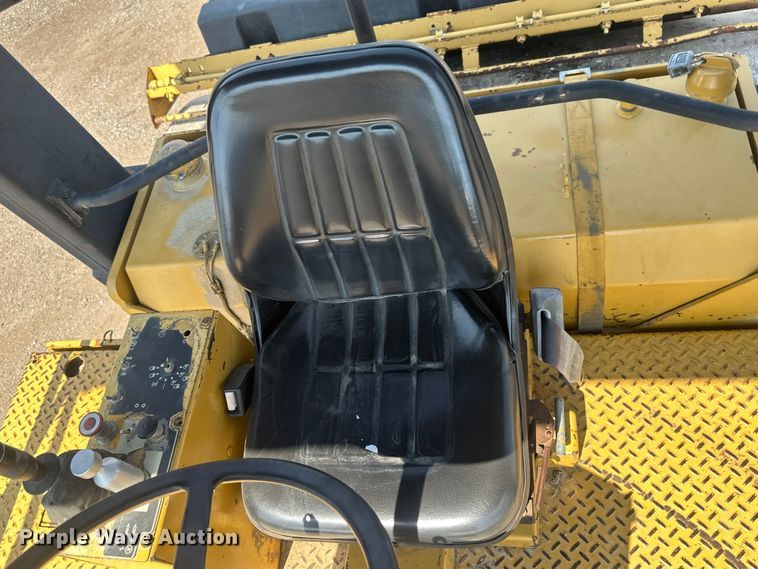 image for item EE4012 1995 Caterpillar CB-634 double drum vibratory roller