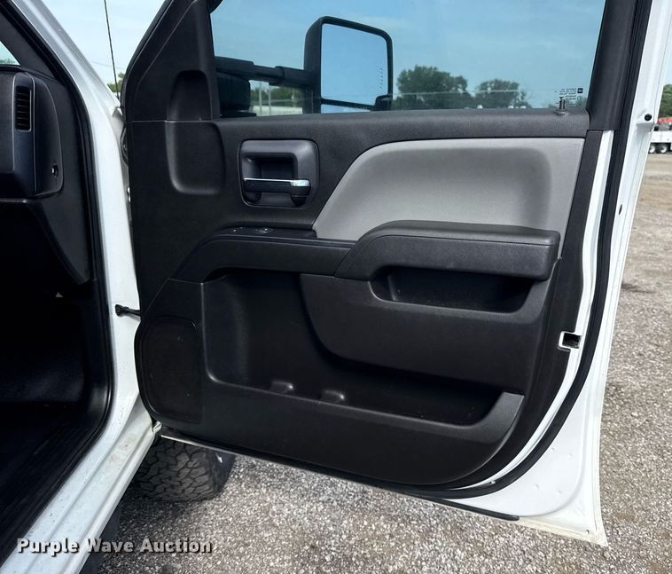 image for item EG5980 2018 Chevrolet Silverado 3500HD Double Cab utility bed pickup truck