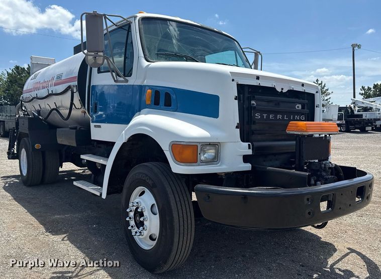 image for item EG6075 2004 Sterling Truck L7501 oil distributor truck