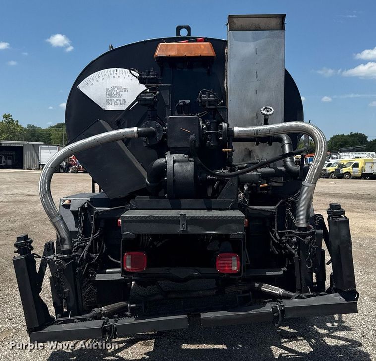 image for item EG6075 2004 Sterling Truck L7501 oil distributor truck