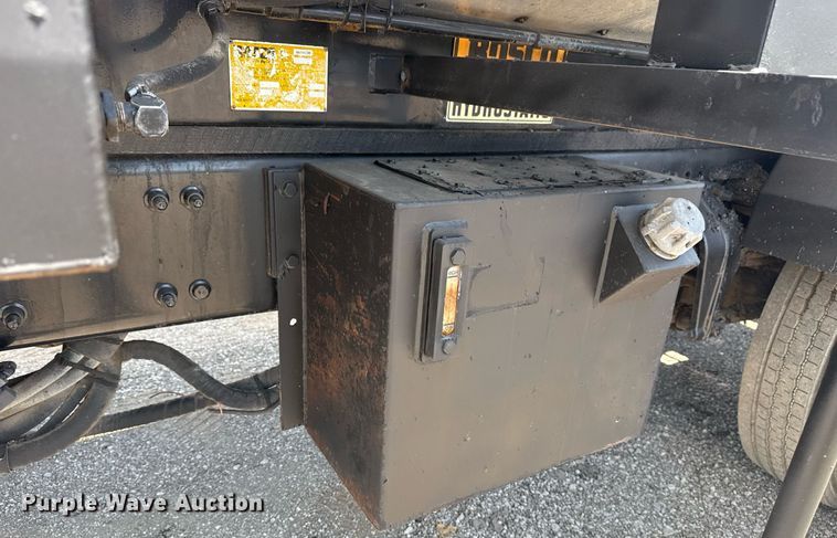 image for item EG6075 2004 Sterling Truck L7501 oil distributor truck