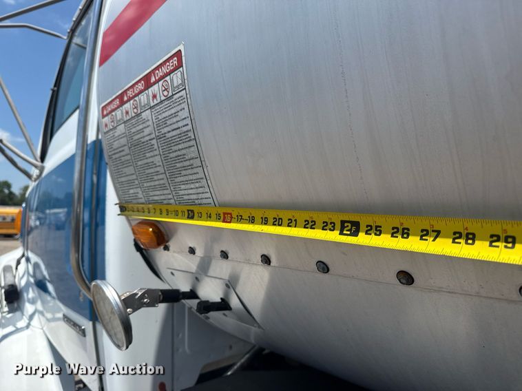 image for item EG6075 2004 Sterling Truck L7501 oil distributor truck