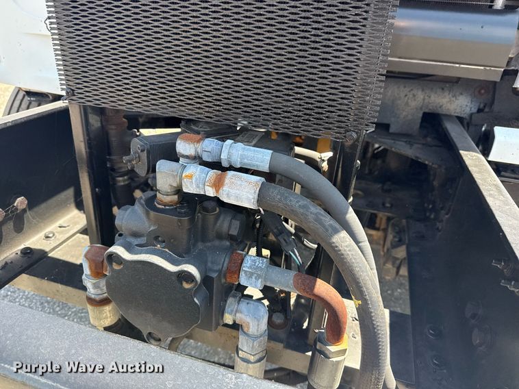 image for item EG6075 2004 Sterling Truck L7501 oil distributor truck