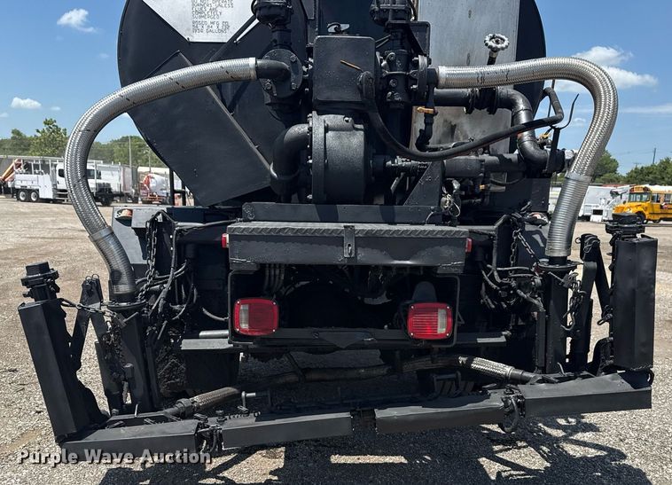 image for item EG6075 2004 Sterling Truck L7501 oil distributor truck