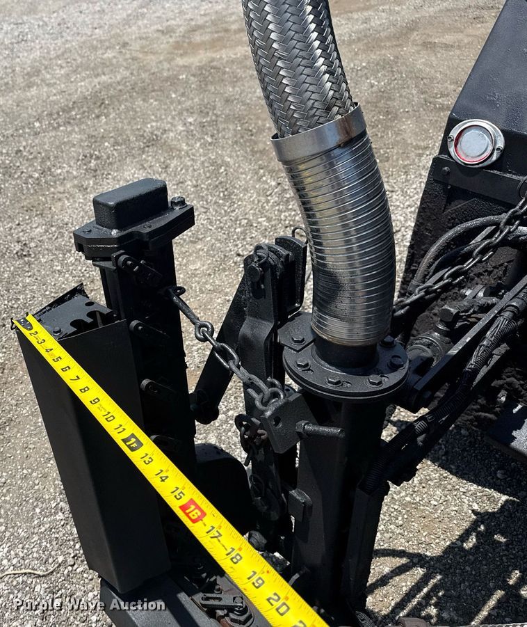 image for item EG6075 2004 Sterling Truck L7501 oil distributor truck