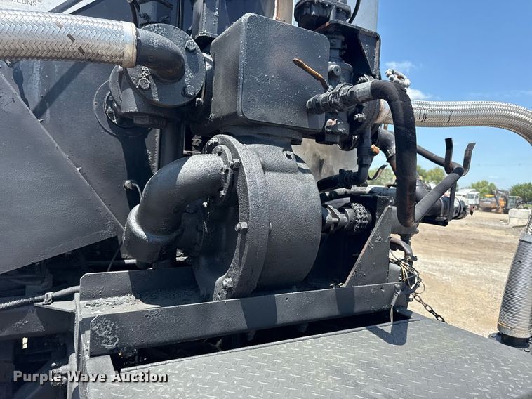 image for item EG6075 2004 Sterling Truck L7501 oil distributor truck