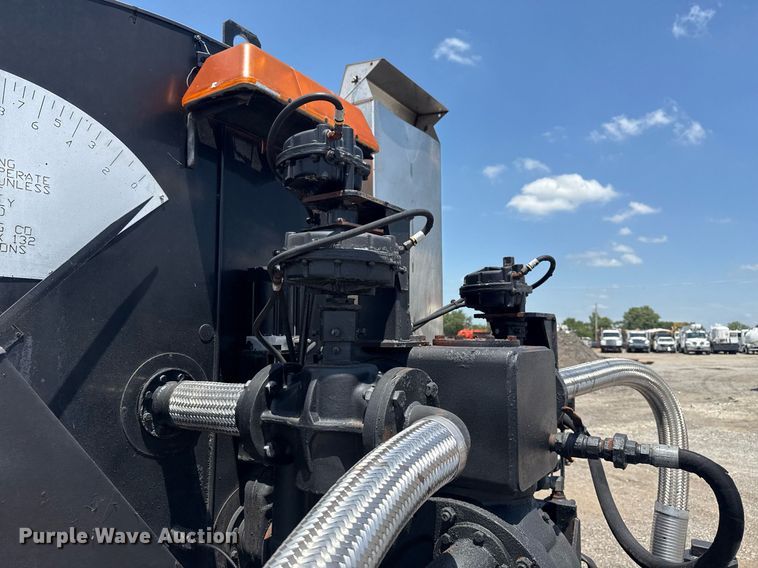 image for item EG6075 2004 Sterling Truck L7501 oil distributor truck