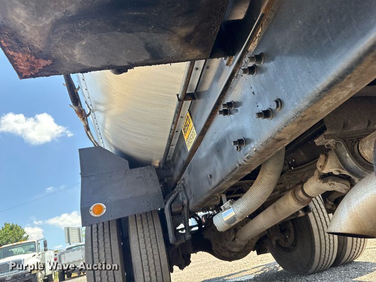 image for item EG6075 2004 Sterling Truck L7501 oil distributor truck