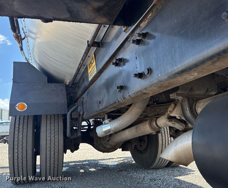 image for item EG6075 2004 Sterling Truck L7501 oil distributor truck