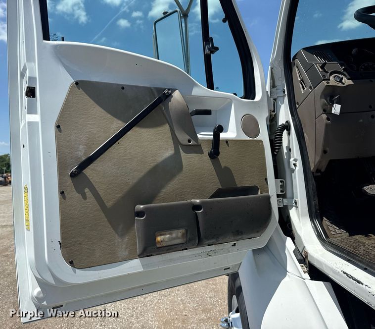 image for item EG6075 2004 Sterling Truck L7501 oil distributor truck