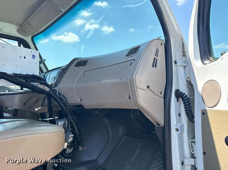 image for item EG6075 2004 Sterling Truck L7501 oil distributor truck