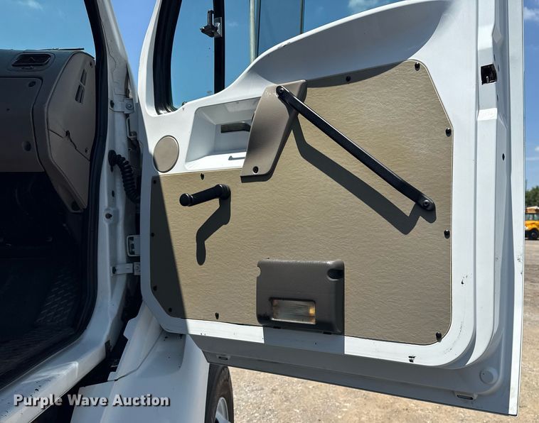 image for item EG6075 2004 Sterling Truck L7501 oil distributor truck