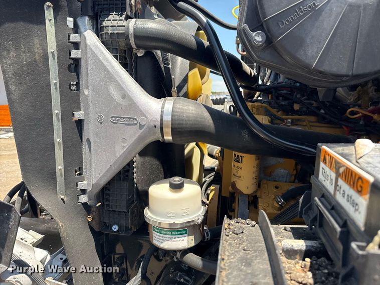 image for item EG6075 2004 Sterling Truck L7501 oil distributor truck