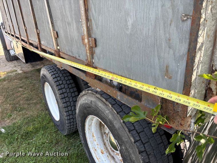 image for item EM2358 2000 Sterling Truck L9513 flatbed truck