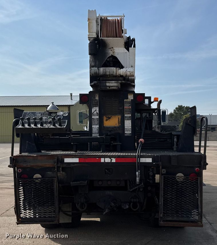 image for item EM8096 1995 International 4900 digger derrick truck