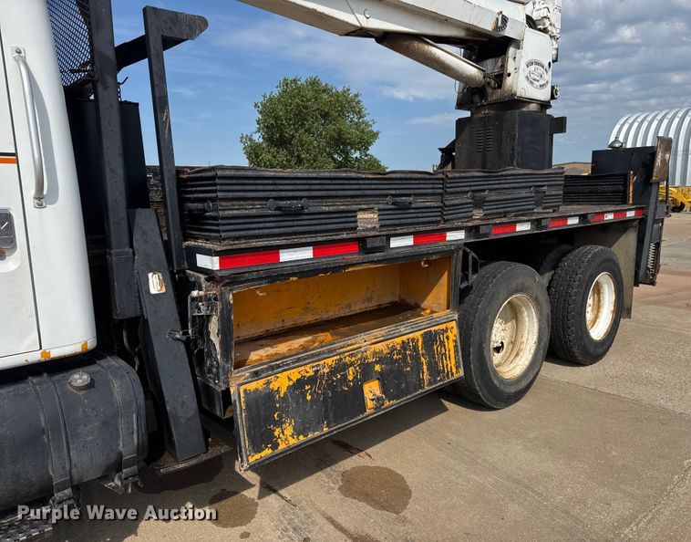 image for item EM8096 1995 International 4900 digger derrick truck