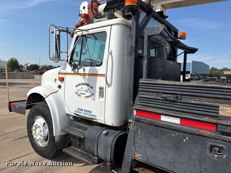 image for item EM8096 1995 International 4900 digger derrick truck