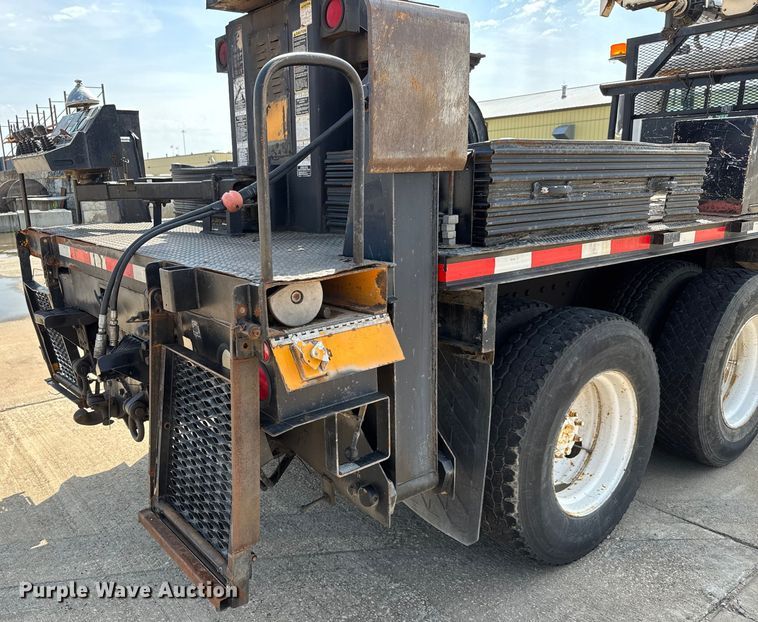 image for item EM8096 1995 International 4900 digger derrick truck