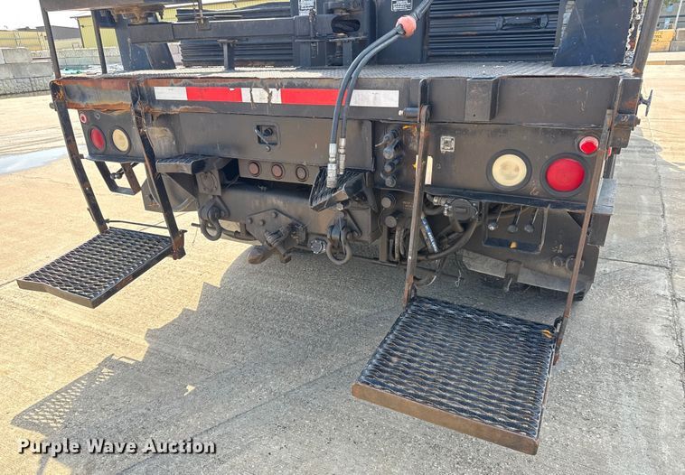 image for item EM8096 1995 International 4900 digger derrick truck