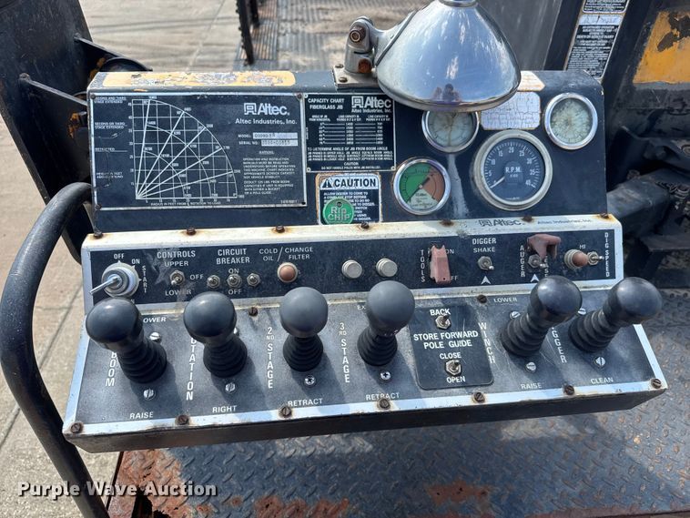 image for item EM8096 1995 International 4900 digger derrick truck