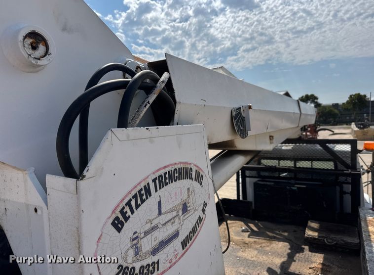 image for item EM8096 1995 International 4900 digger derrick truck