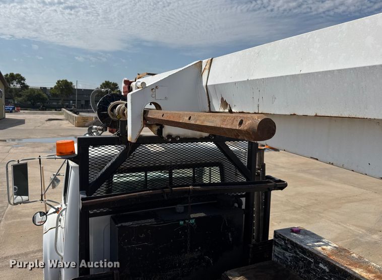 image for item EM8096 1995 International 4900 digger derrick truck