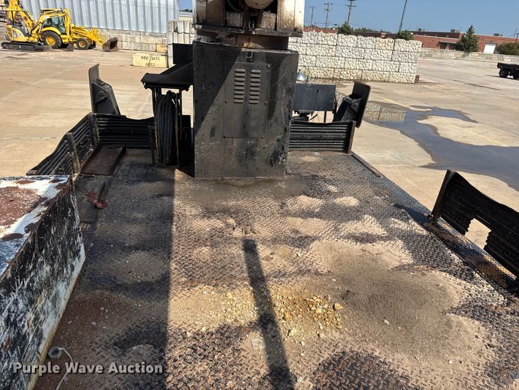 image for item EM8096 1995 International 4900 digger derrick truck