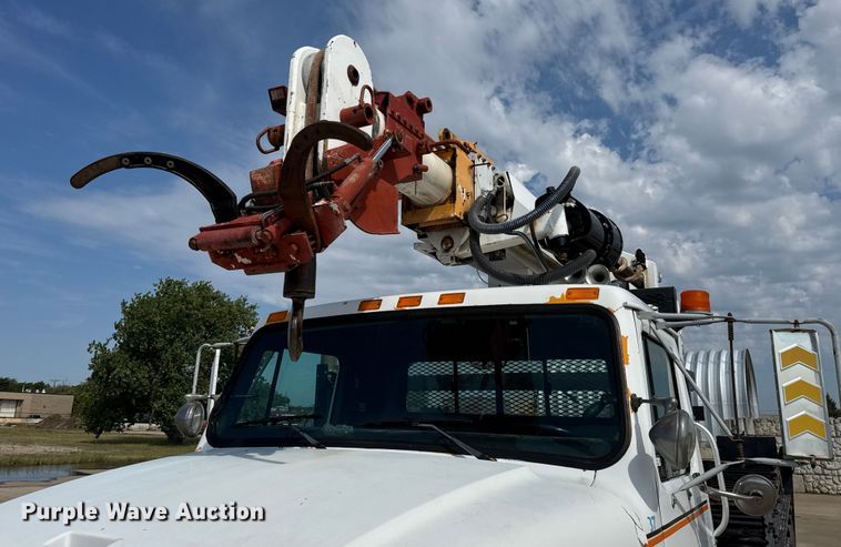 image for item EM8096 1995 International 4900 digger derrick truck