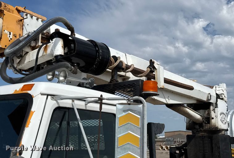 image for item EM8096 1995 International 4900 digger derrick truck