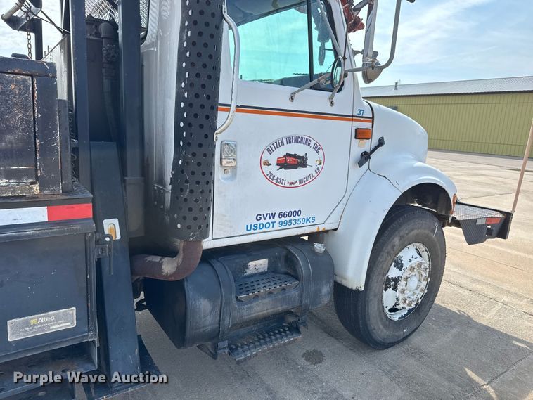 image for item EM8096 1995 International 4900 digger derrick truck