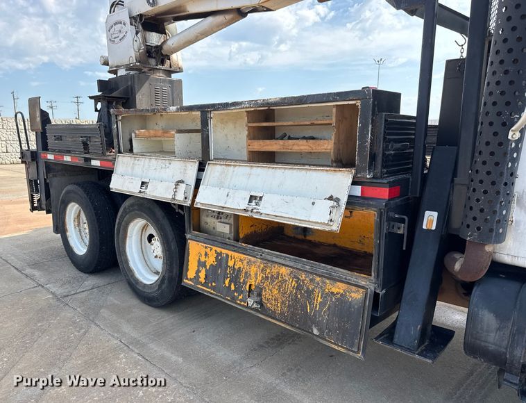 image for item EM8096 1995 International 4900 digger derrick truck