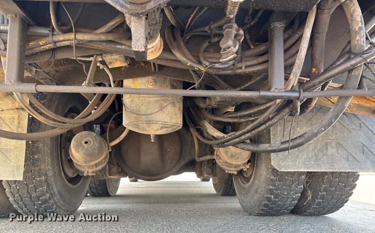 image for item EM8096 1995 International 4900 digger derrick truck