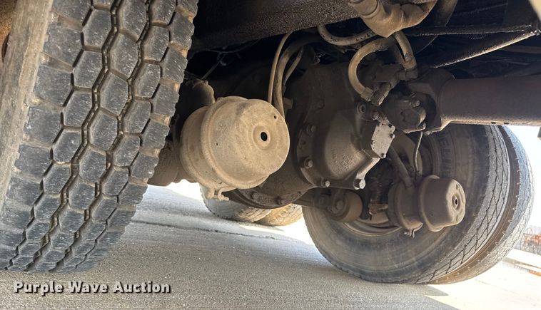 image for item EM8096 1995 International 4900 digger derrick truck