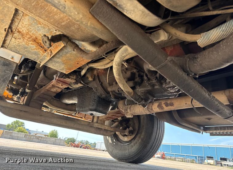 image for item EM8096 1995 International 4900 digger derrick truck