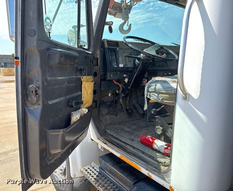 image for item EM8096 1995 International 4900 digger derrick truck