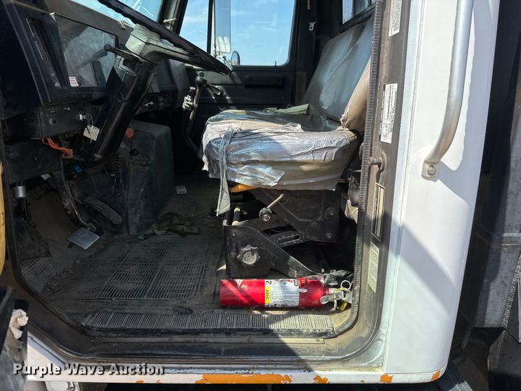 image for item EM8096 1995 International 4900 digger derrick truck