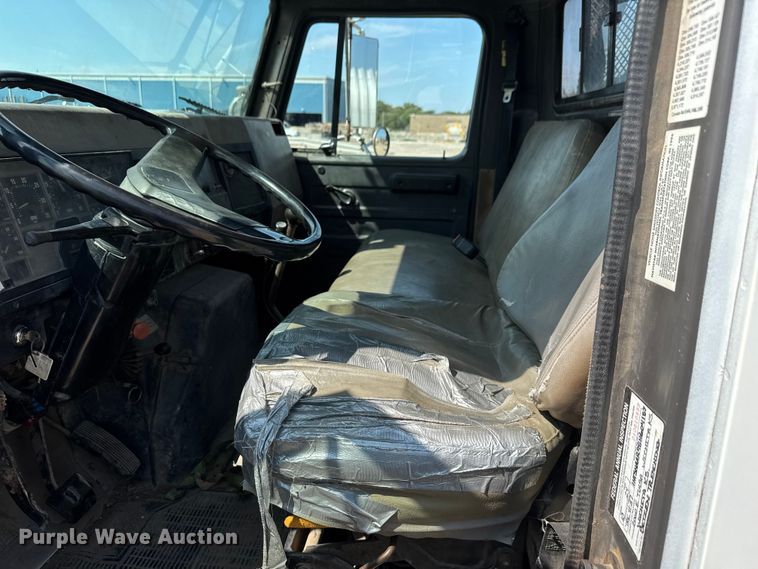 image for item EM8096 1995 International 4900 digger derrick truck