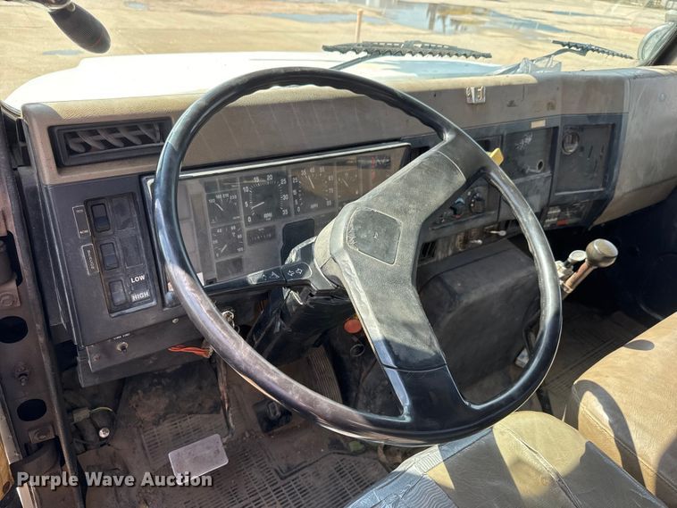 image for item EM8096 1995 International 4900 digger derrick truck