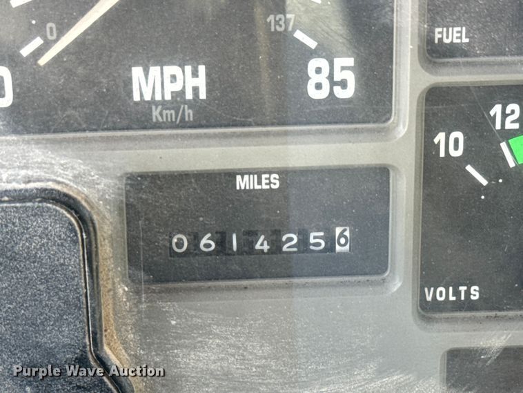 image for item EM8096 1995 International 4900 digger derrick truck