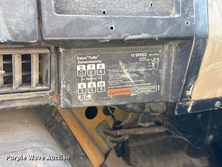 image for item EM8096 1995 International 4900 digger derrick truck