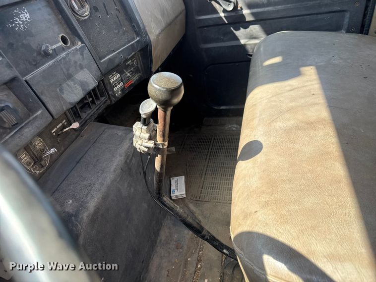 image for item EM8096 1995 International 4900 digger derrick truck