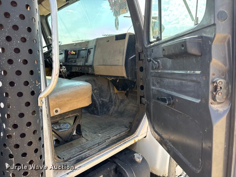 image for item EM8096 1995 International 4900 digger derrick truck