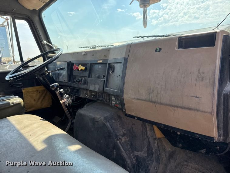 image for item EM8096 1995 International 4900 digger derrick truck