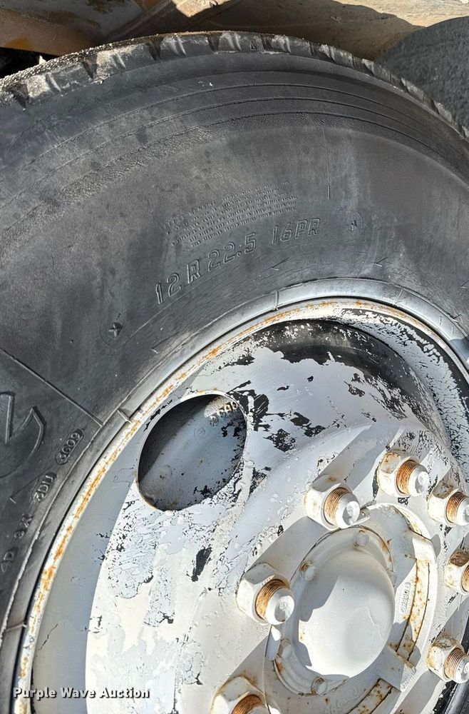 image for item EM8096 1995 International 4900 digger derrick truck