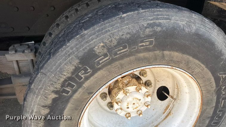 image for item EM8096 1995 International 4900 digger derrick truck