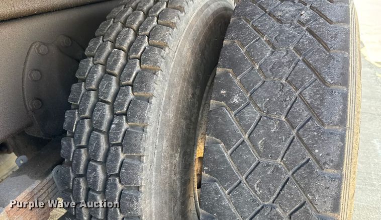 image for item EM8096 1995 International 4900 digger derrick truck