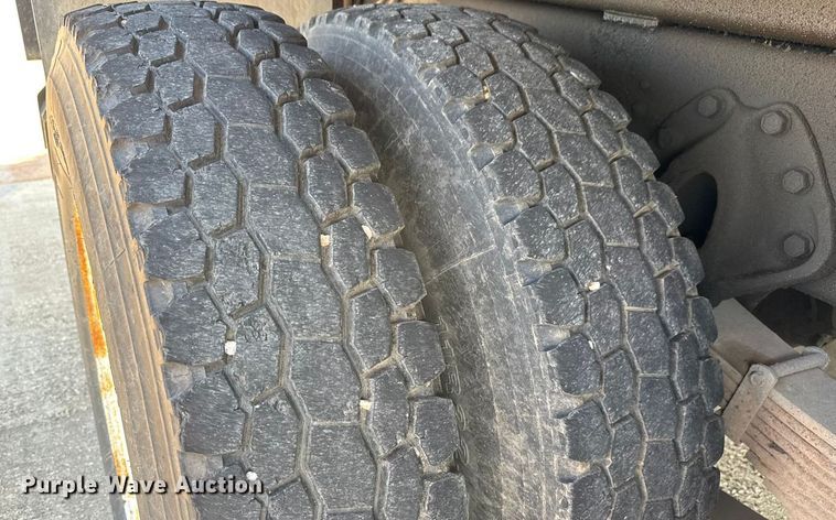 image for item EM8096 1995 International 4900 digger derrick truck