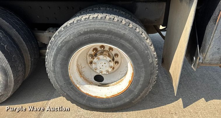 image for item EM8096 1995 International 4900 digger derrick truck